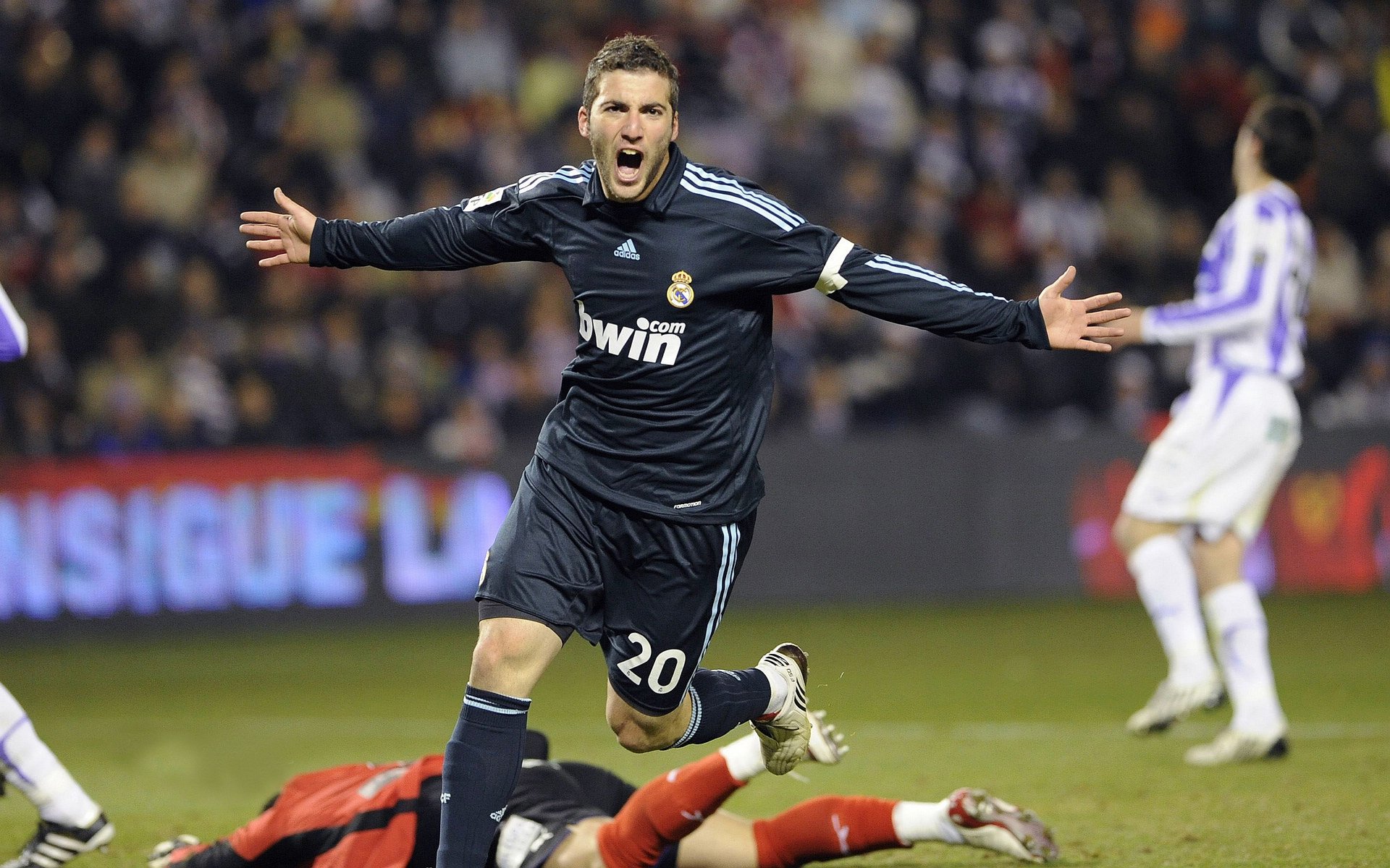 英超激战再燃，精彩进球与关键扑救交替上演，英超最新进球集锦